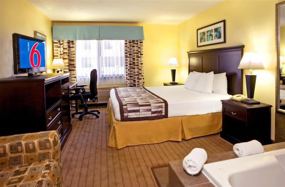 Hotel 6-waterloo, Ia - Crossroads Mall - Cedar Falls